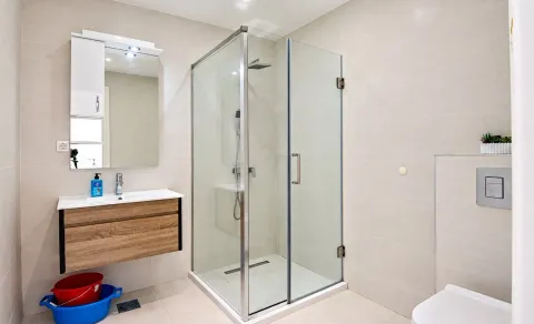 Moderne kupatilo sa tuš kabinom, umivaonikom i ogledalom. - image 10