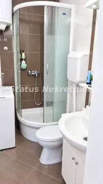 Kupatilo opremljeno tuš kabinom, umivaonikom, toaletom i veš mašinom. - image 8
