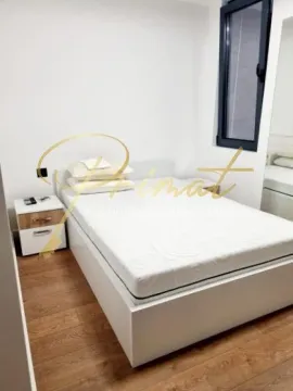 Spavaća soba sa bračnim krevetom i noćnim stočićem. - image 15