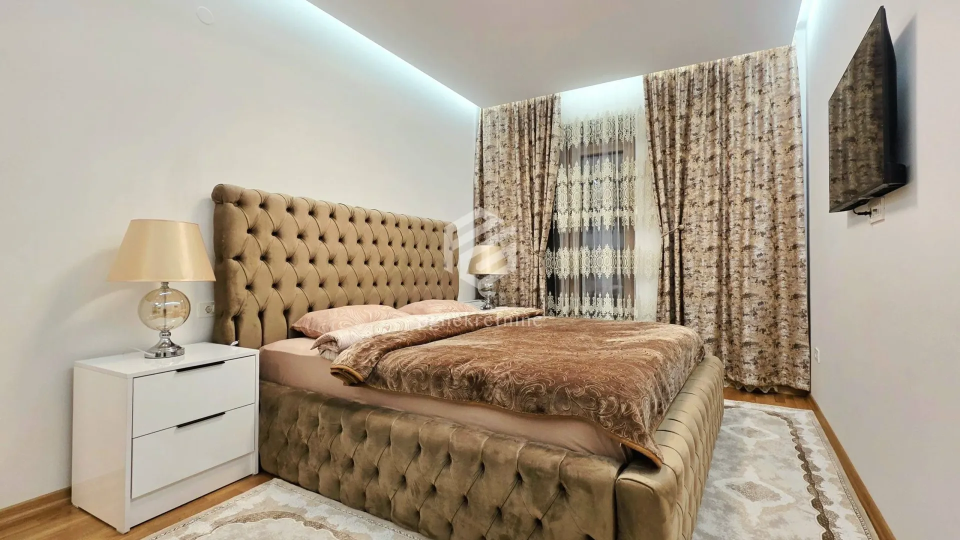 Izdavanje, dvosoban stan, 88m², Centar, Podgorica
