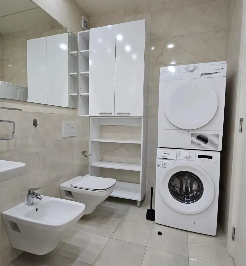 Izdavanje, četvorosoban stan, 157m², Savski Venac, Beograd