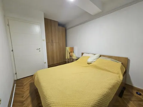 Spavaća soba sa bračnim krevetom, plakarom i parketom. - image 12