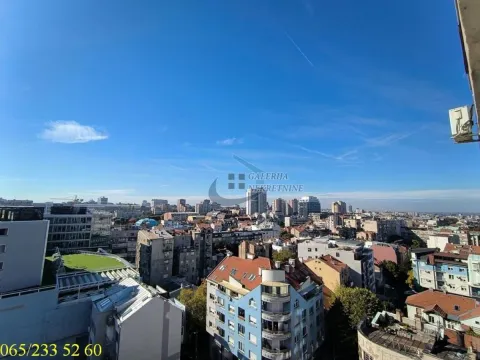 Pogled na grad sa terase. - image 2