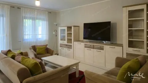 Dnevna soba sa garniturom, komodom za televizor i vitrinama. - image 4