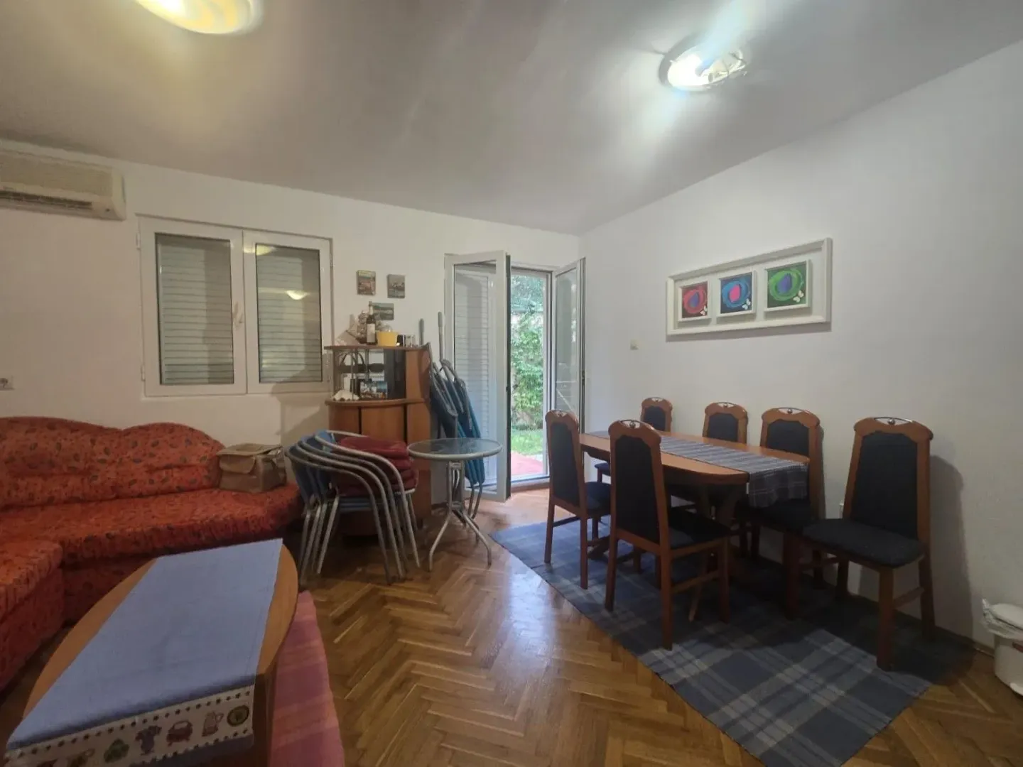 Living room with dining area and access to the terrace.