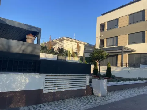 Eksterijer moderne stambene zgrade sa uređenim dvorištem. - image 20