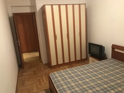 Spavaća soba sa velikim ormarom i krevetom. - image 11