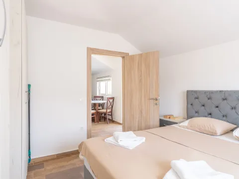 Izdavanje, jednosoban stan, 40m², Radanovići, Kotor - image 3