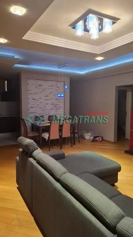 Izdavanje, dvosoban stan, 74m², Centar, Novi Sad
