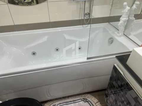 Bijela hidromasažna kada sa staklenom paravanom u kupatilu. - image 10