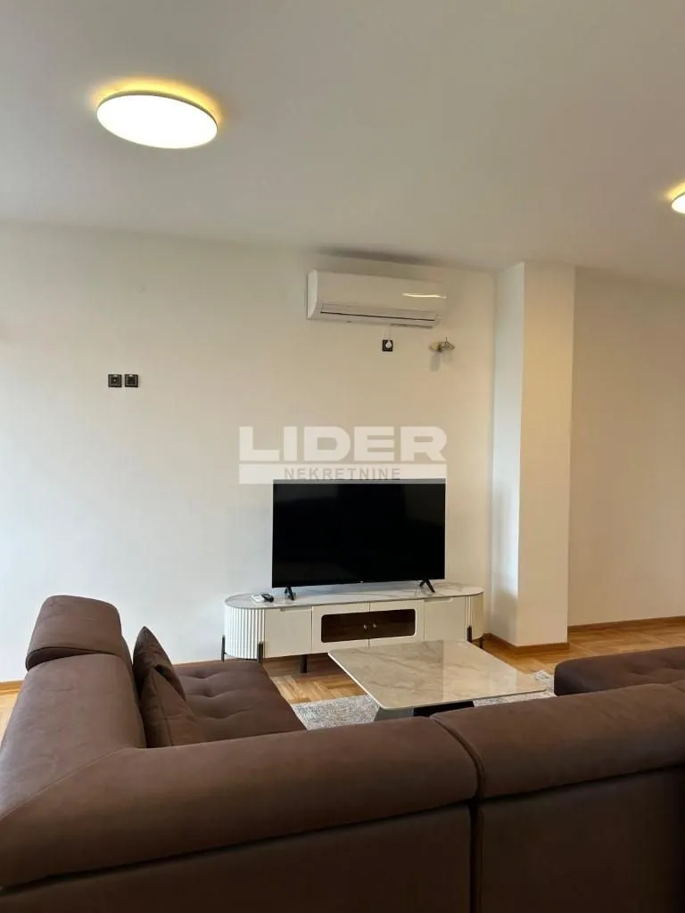 Izdavanje, četvorosoban stan, 100m², Savski Venac, Beograd