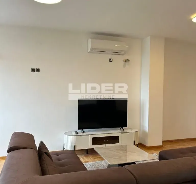 Izdavanje, četvorosoban stan, 100m², Savski Venac, Beograd