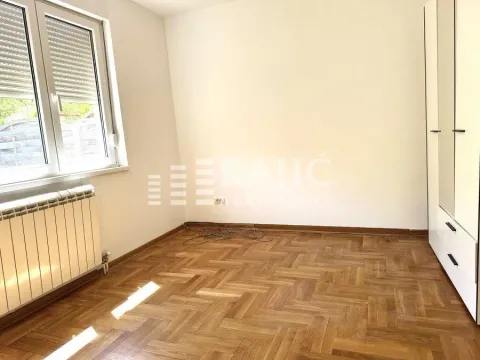 Empty room with parquet flooring and a built-in wardrobe. - image 5