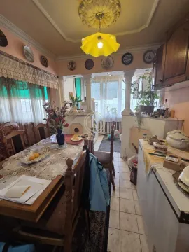 Dnevna soba sa trpezarijom i tradicionalnim nameštajem. - image 7