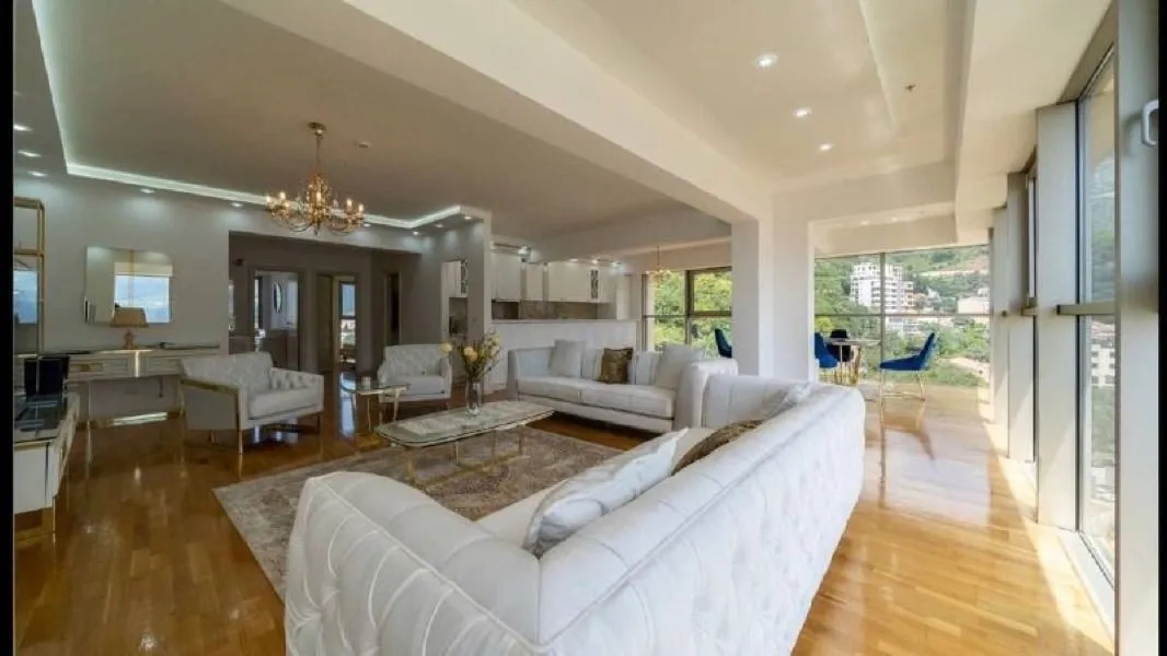 Izdavanje, trosoban stan, 130m², Babin Do, Budva