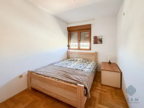 Manja spavaća soba sa drvenim krevetom i noćnim stočićem. - image 5