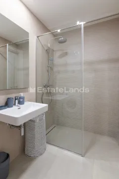 Moderno kupatilo sa staklenom tuš kabinom i lavaboom. - image 10