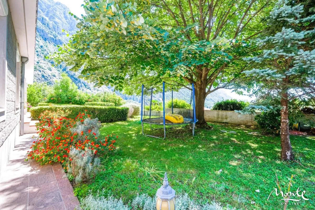 Prodaja, kuća, 305m², Orahovac, Kotor