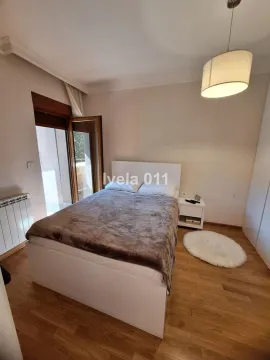 Nameštena spavaća soba sa bračnim krevetom i izlazom na terasu. - image 5