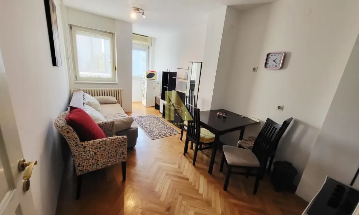 Izdavanje, dvosoban stan, 42m², Centar, Novi Sad