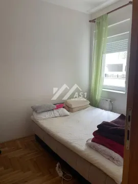 Manja spavaća soba sa krevetom i prozorom. - image 7