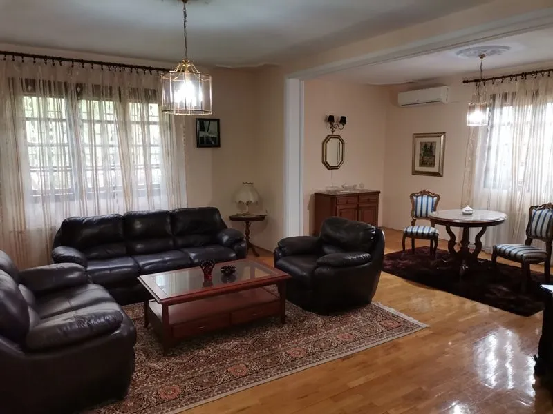Izdavanje, kuća, 340m², Savski Venac, Beograd