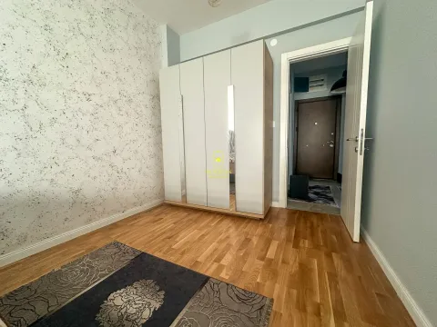 Manja spavaća soba sa velikim bijelim ormarom i drvenim podom. - image 13