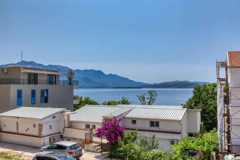 Pogled na more i planine sa terase. - image 11