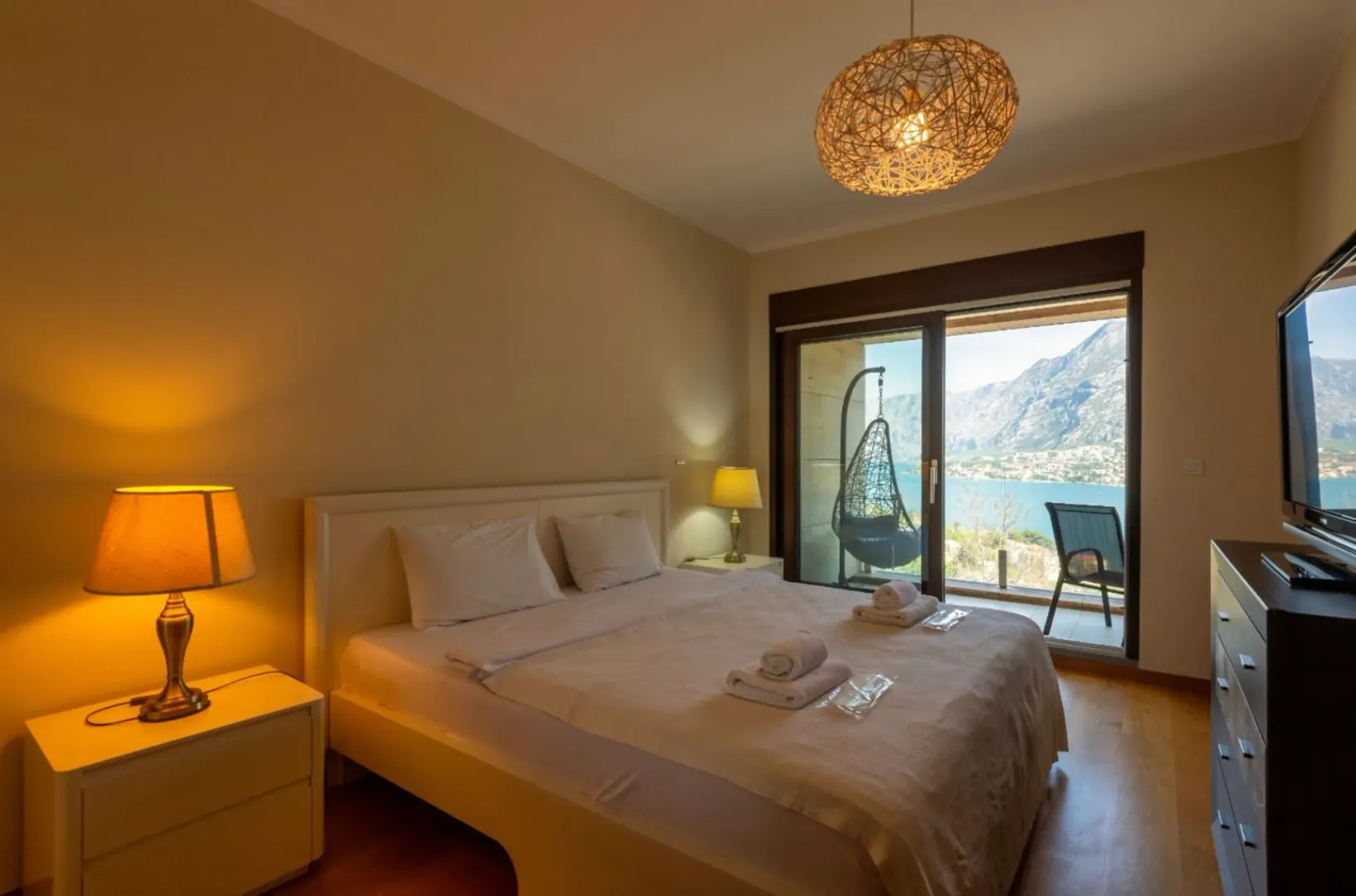 Izdavanje, trosoban stan, 141m², Škaljari, Kotor