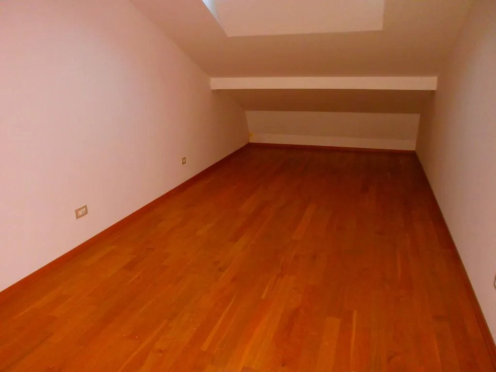 Izdavanje, četvorosoban stan, 186m², Podgorica, Crna Gora