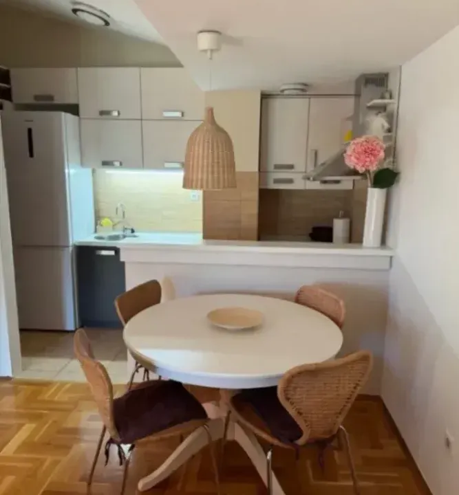 Izdavanje, dvosoban stan, 67m², Blok 9, Podgorica