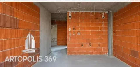 Pogled na nenamesteni prostor u izgradnji sa ciglenim zidovima i betonskim podom. - image 3