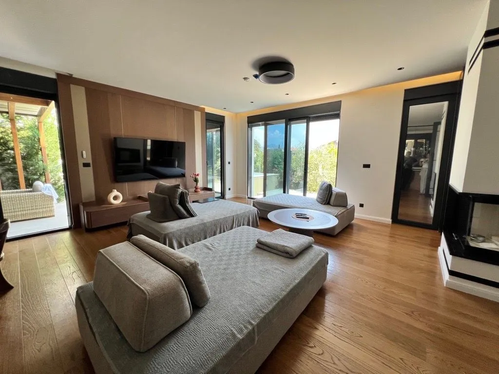 Izdavanje, kuća, 230m², Gornja Gorica, Podgorica