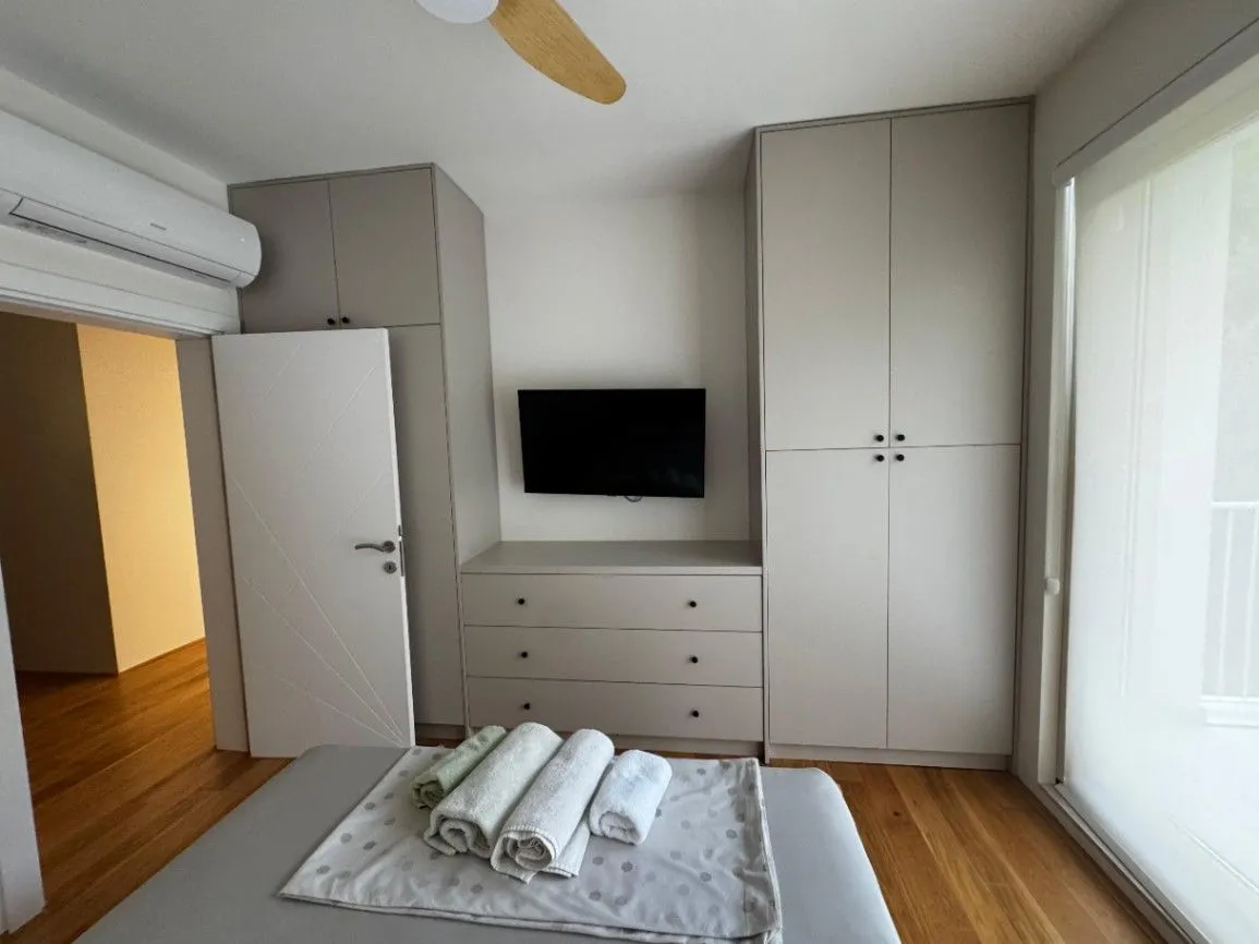 Izdavanje, kuća, 300m², Pržno, Budva