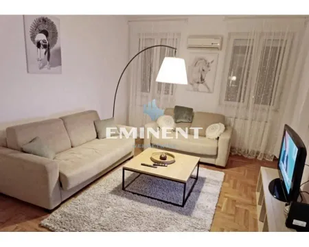 Dnevna soba sa garniturom, stočićem i televizorom. - image 2