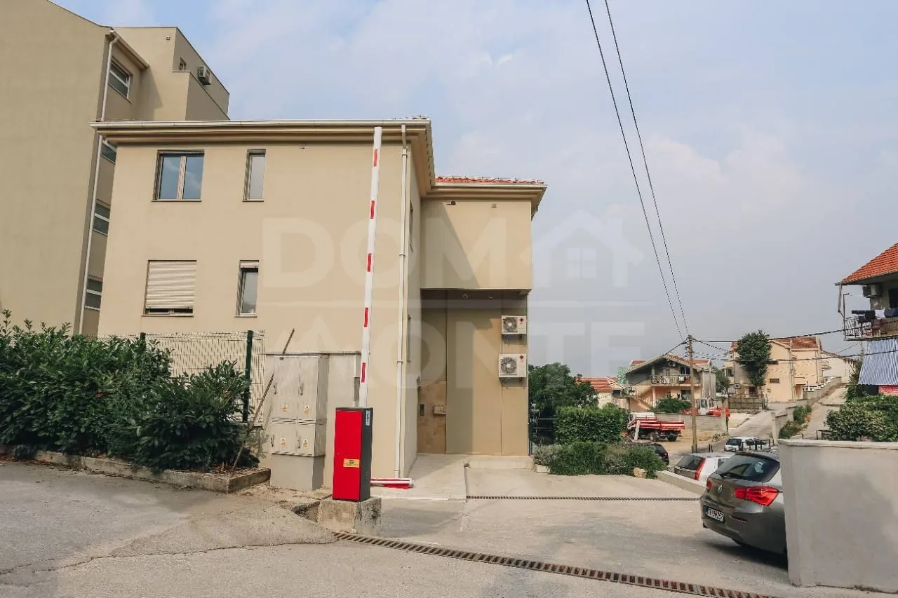Izdavanje, dvosoban stan, 80m², Tivat, Crna Gora