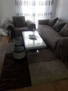 Dnevna soba sa kaučem, foteljom i staklenim klub stolom. - image 6