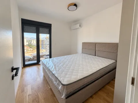 Spavaća soba sa bračnim krevetom i izlazom na terasu. - image 6