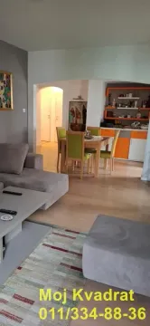 Prostrani dnevni boravak sa garniturom i trpezarijom u pozadini. - image 2