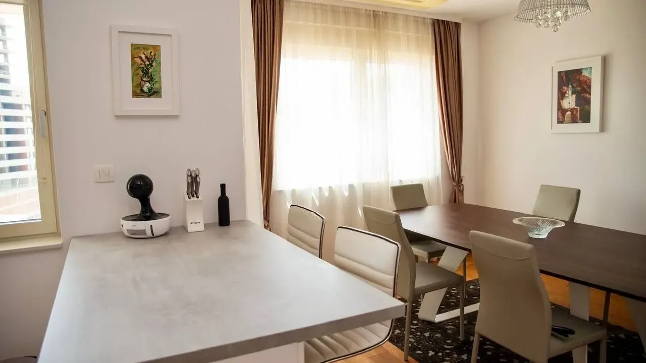 Izdavanje, dvosoban stan, 148m², Centar, Budva