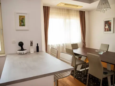 Izdavanje, dvosoban stan, 148m², Centar, Budva