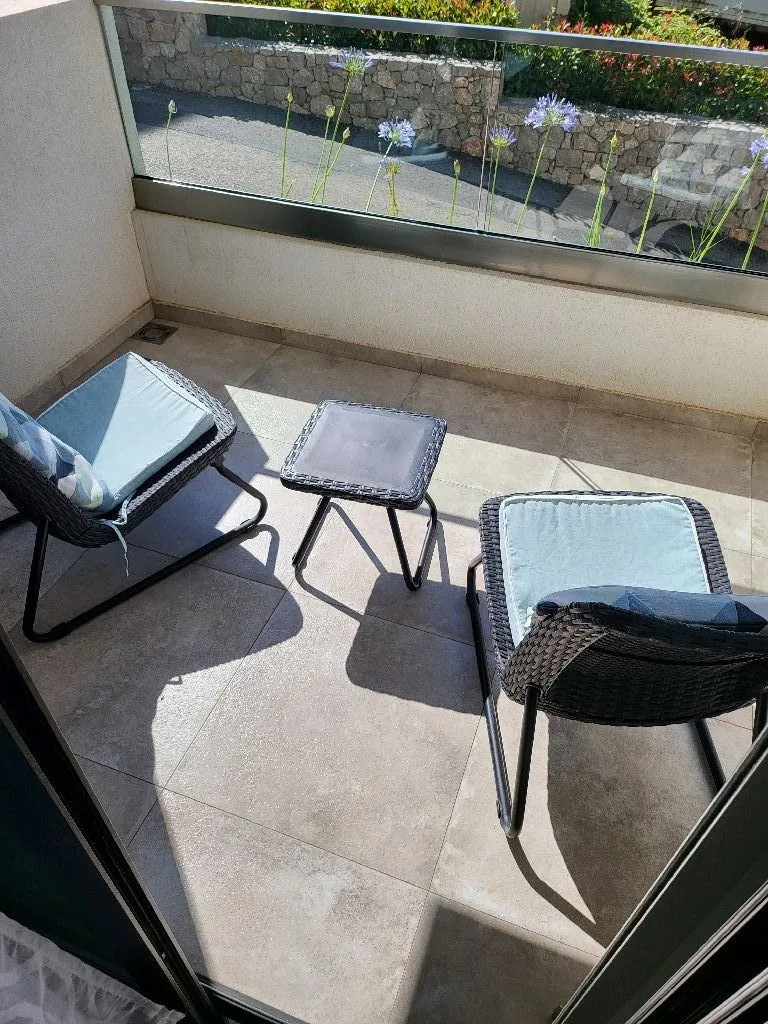 Manji namješteni balkon sa garniturom za sjedenje.