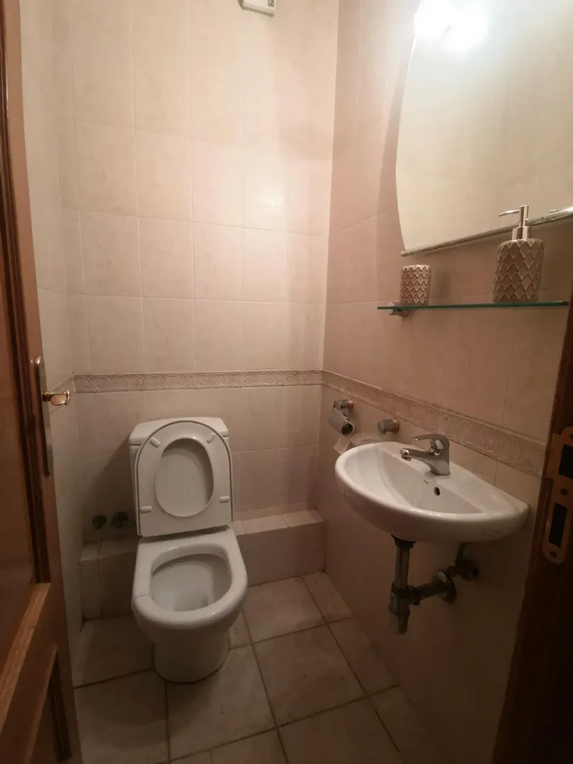 Malo kupatilo sa toaletom, umivaonikom i ogledalom.