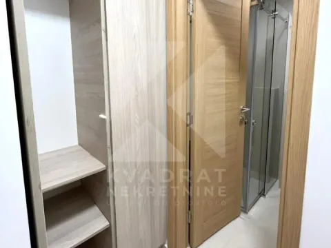 Hodnik sa ugradnim plakarom i vratima od kupatila. - image 10