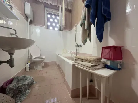 Manje kupatilo sa kadom, umivaonikom i toaletom. - image 10