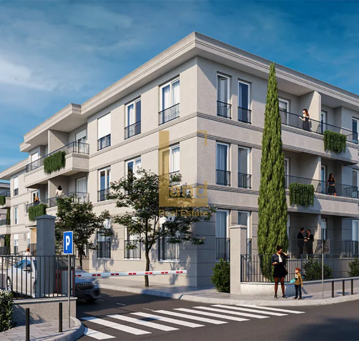 Spoljašnji izgled moderne stambene zgrade sa uređenim dvorištem.
