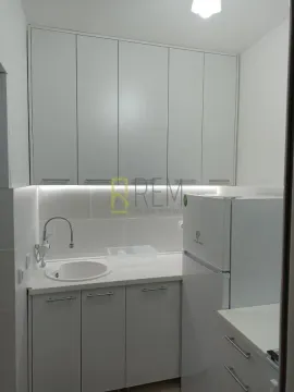 Manja bijela kuhinja sa sudoperom i frižiderom. - image 10