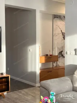 Detalj enterijera dnevne sobe sa garniturom i ugradnim elementima. - image 8