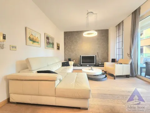 Izdavanje, jednosoban stan, 49m², Centar, Budva