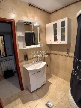 Kupatilo sa umivaonikom, ogledalom i belim visećim elementima. - image 9